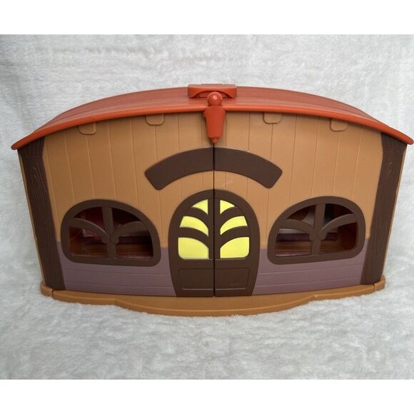 Bluey Calypso's School Playset Case Figure Dollhouse With Figures - Picture 4 of 9